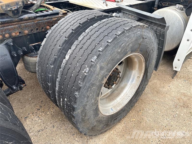 Freightliner Cascadia 6x4 T/A Sleeper Truck Tractor (Inoperable Cabezas tractoras