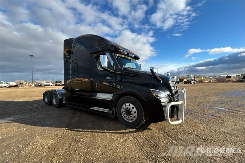 Freightliner Cascadia 126 6x4 T/A Sleeper Truck Tractor Traktorske jedinice