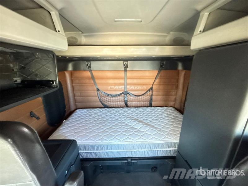 Freightliner Cascadia 126 T/A Sleeper Truck Tractor Влекачи