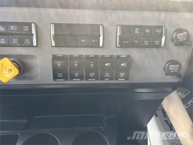 Freightliner Cascadia 126 6x4 T/A Sleeper Truck Tractor Sattelzugmaschinen