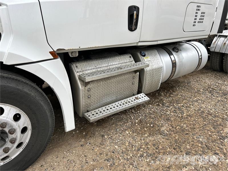 Freightliner Cascadia 126 6x4 T/A Sleeper Truck Tractor Tractor Units