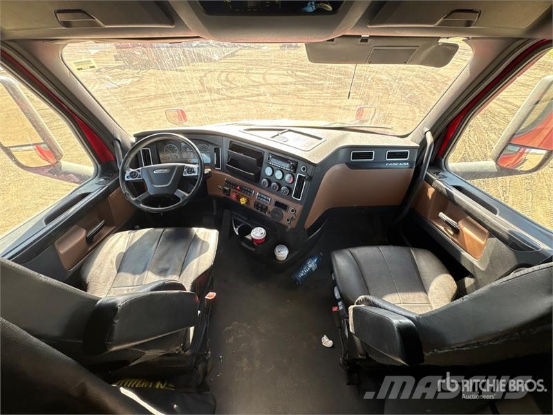 Freightliner Cascadia 126 T/A Sleeper Truck Tractor Camiones tractor
