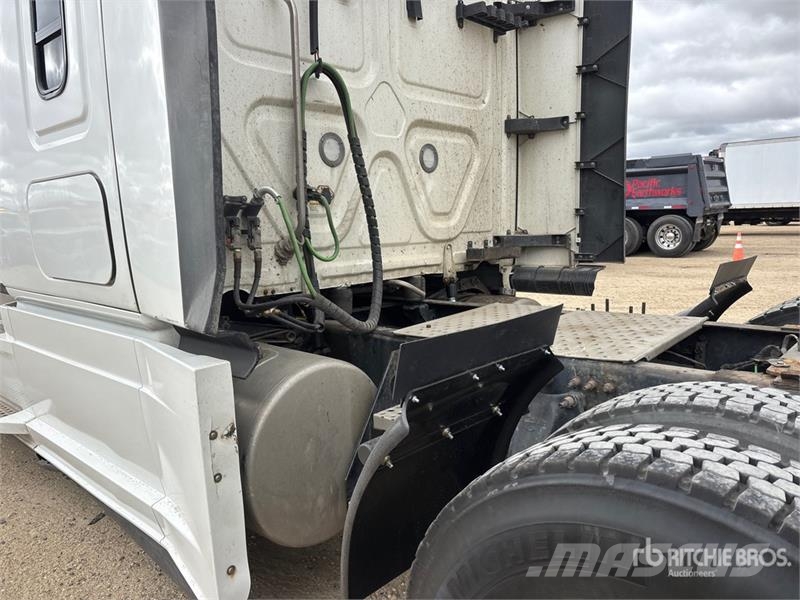 Freightliner Cascadia 126 6x4 T/A Sleeper Truck Tractor Vilcēji