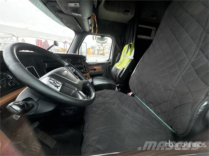 Freightliner Cascadia 6x4 T/A Sleeper Truck Tractor Tegljači