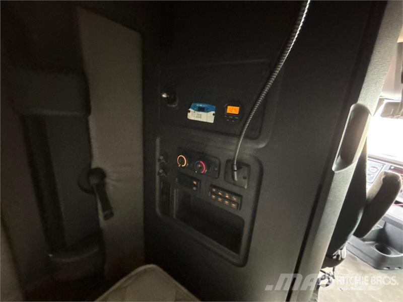 Freightliner Cascadia 126 6x4 T/A Sleeper Truck Tractor Tegljači