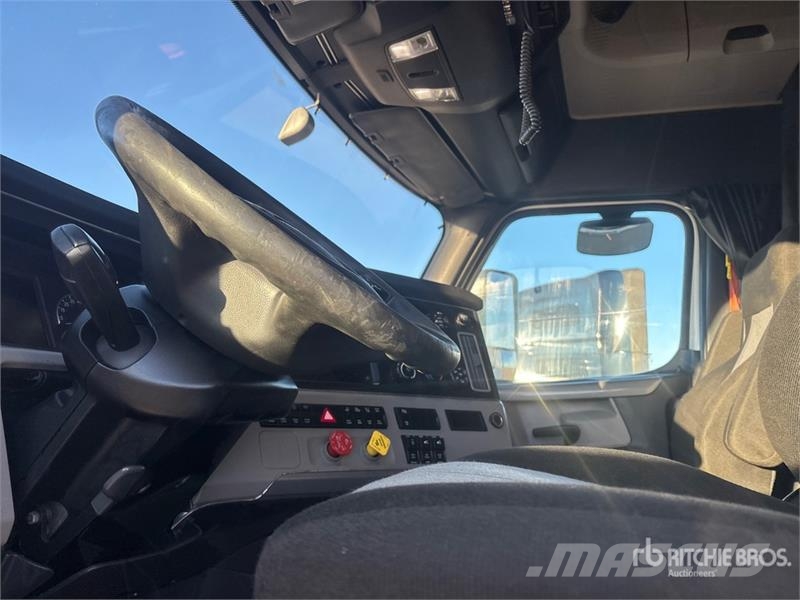 Freightliner Cascadia 6x4 T/A Sleeper Truck Tractor Traktorske jedinice
