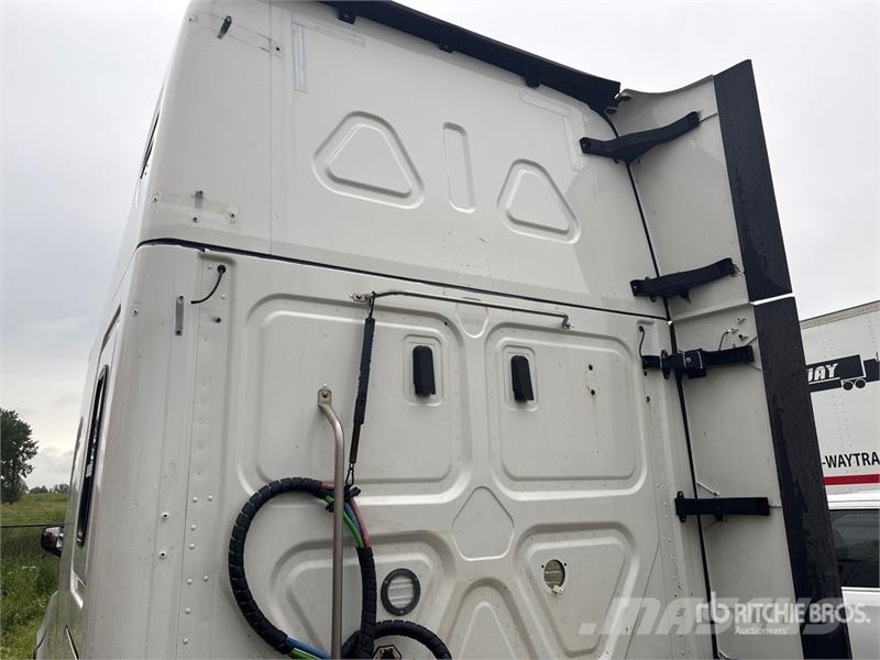 Freightliner Cascadia 126 6x4 T/A Sleeper Truck Tractor Autotractoare