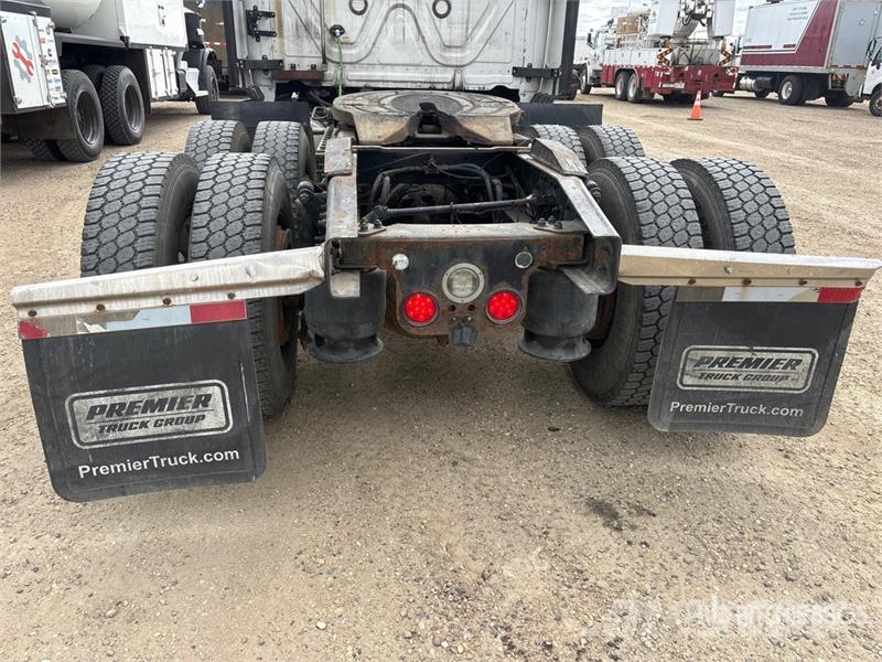 Freightliner Cascadia 126 6x4 T/A Sleeper Truck Tractor Cabezas tractoras