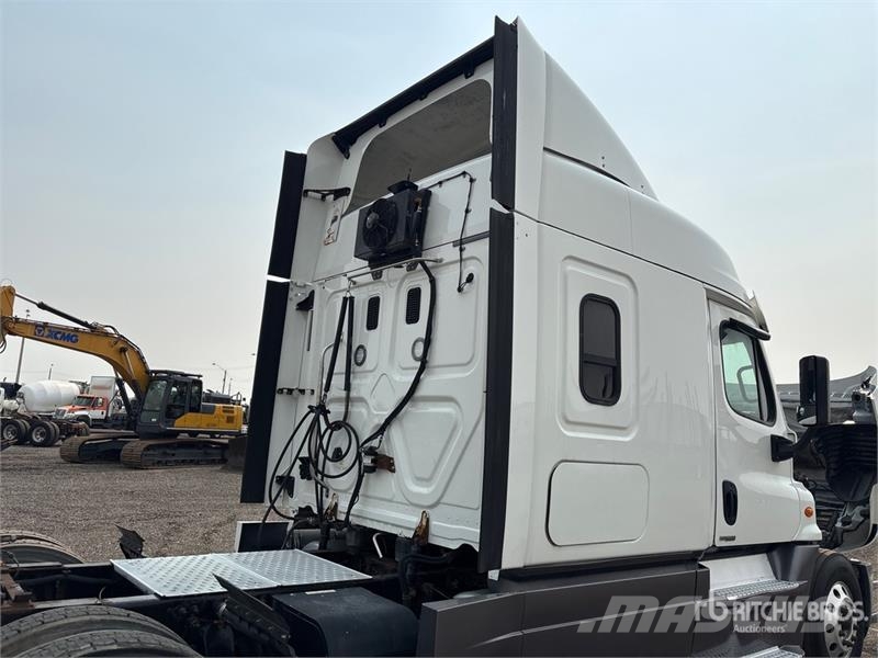 Freightliner Cascadia 125 6x4 T/A Sleeper Truck Tractor Vetopöytäautot