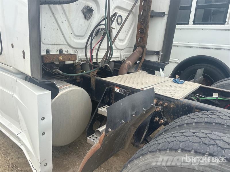 Freightliner Cascadia 126 6x4 T/A Sleeper Truck Tractor Trekkvogner