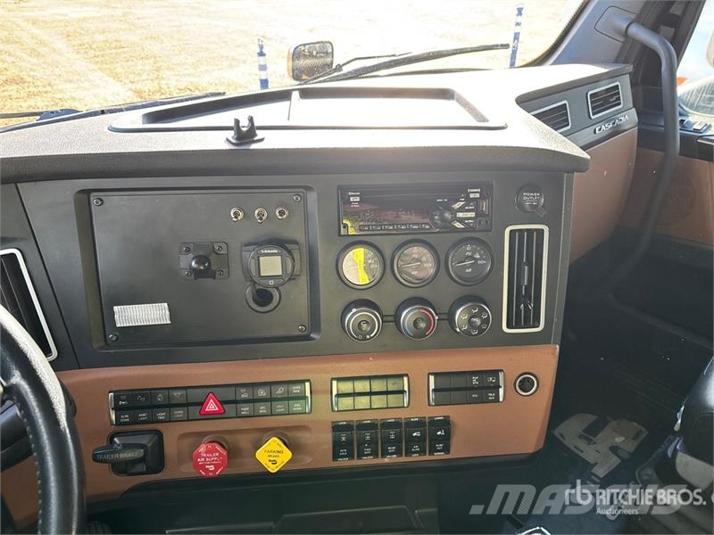 Freightliner Cascadia 126 6x4 T/A Sleeper Truck Tractor Traktorske jedinice