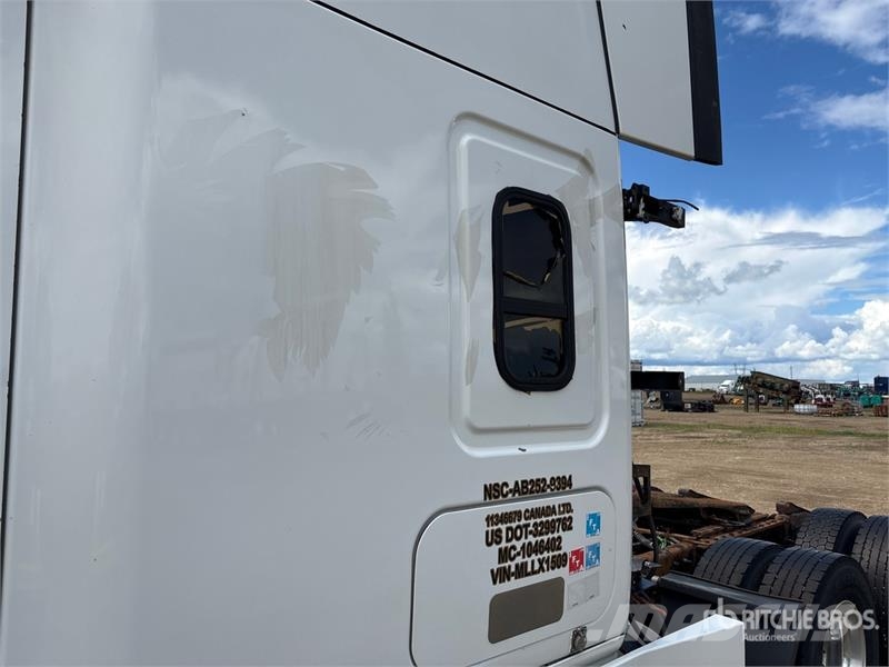 Freightliner Cascadia 126 6x4 T/A Sleeper Truck Tractor Тягачі