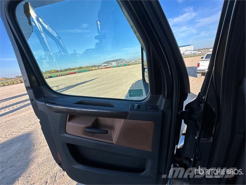 Freightliner Cascadia 126 6x4 T/A Sleeper Truck Tractor Влекачи