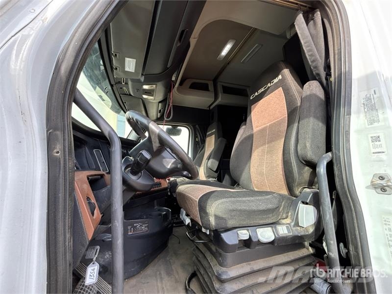 Freightliner Cascadia 126 T/A Sleeper Truck Tractor Cavalos mecânicos