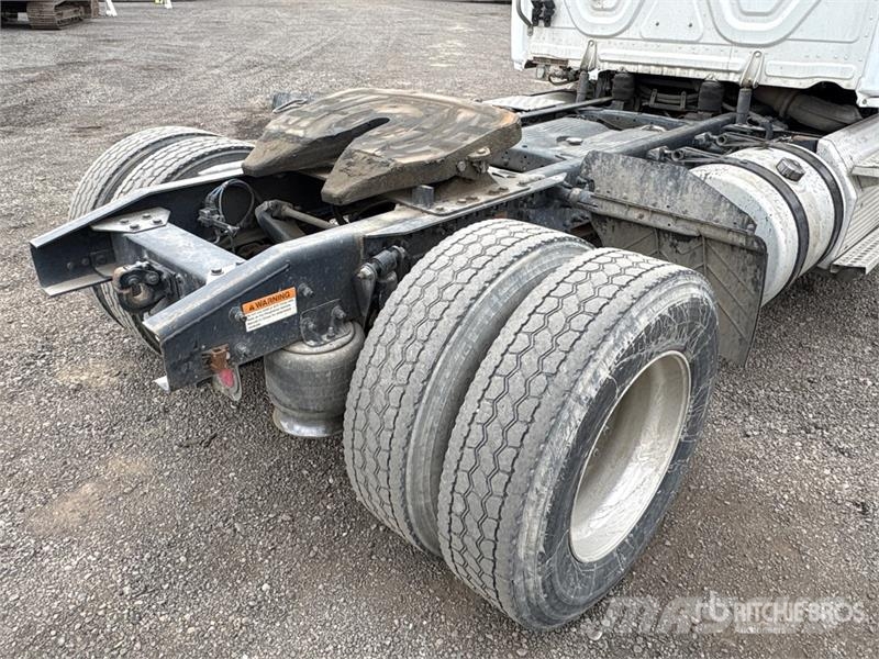 Freightliner Cascadia 4x2 S/A Day Cab Truck Tractor Тягачі