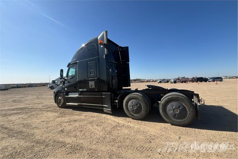 Freightliner Cascadia 126 6x4 T/A Sleeper Truck Tractor Тягачі