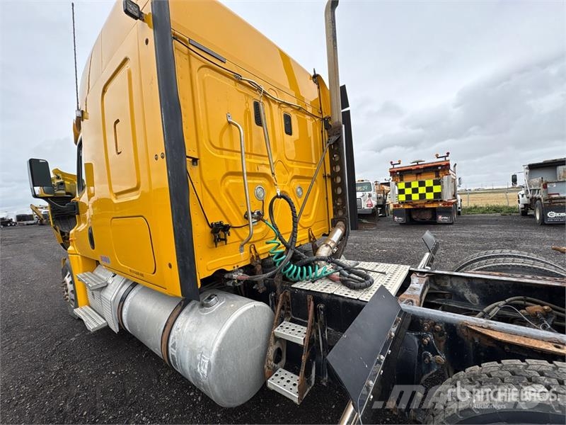 Freightliner Cascadia 125 6x4 T/A Sleeper Truck Tractor Tractor Units
