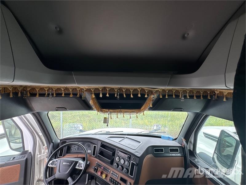 Freightliner Cascadia 6x4 T/A Sleeper Truck Tractor (Inoperable Cabezas tractoras