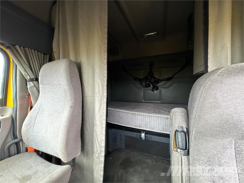 Freightliner Cascadia 125 6x4 T/A Sleeper Truck Tractor Tractor Units