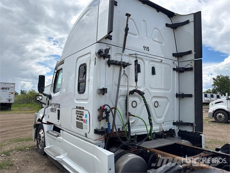 Freightliner Cascadia 126 6x4 T/A Sleeper Truck Tractor Тягачі