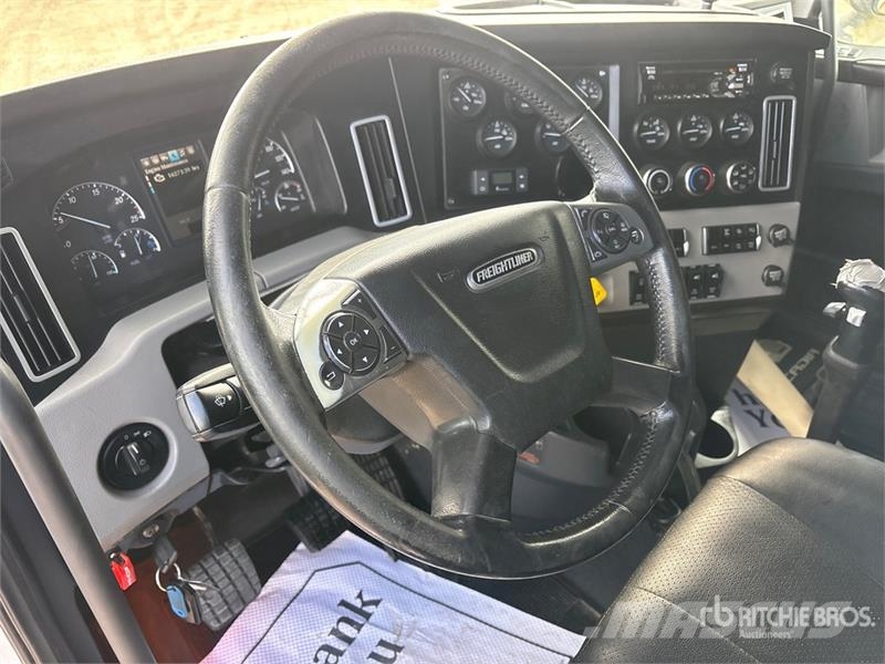 Freightliner Cascadia 126 6x4 T/A Sleeper Truck Tractor Sattelzugmaschinen
