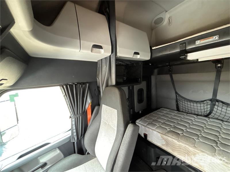 Freightliner Cascadia 126 6x4 T/A Sleeper Truck Tractor Tegljači