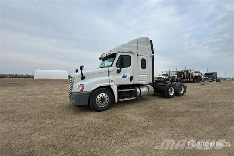 Freightliner Cascadia 125 6x4 T/A Sleeper Truck Tractor Vlačilci