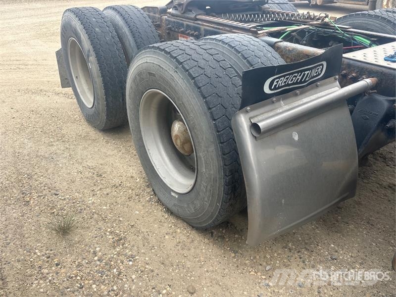 Freightliner Cascadia 126 6x4 T/A Sleeper Truck Tractor Trekkvogner