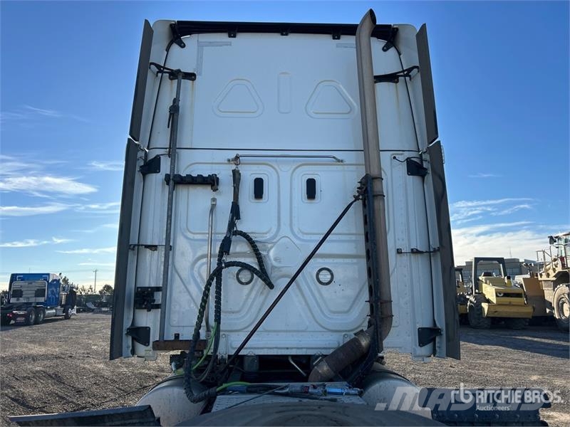 Freightliner Cascadia 126 6x4 T/A Sleeper Truck Tractor Cabezas tractoras