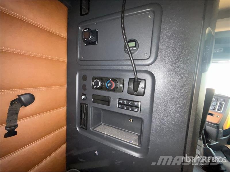 Freightliner Cascadia 126 6x4 T/A Sleeper Truck Tractor Седельные тягачи