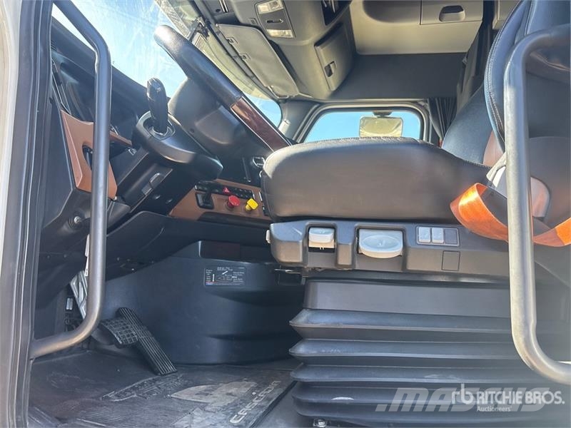 Freightliner Cascadia 126 6x4 T/A Sleeper Truck Tractor Тягачі