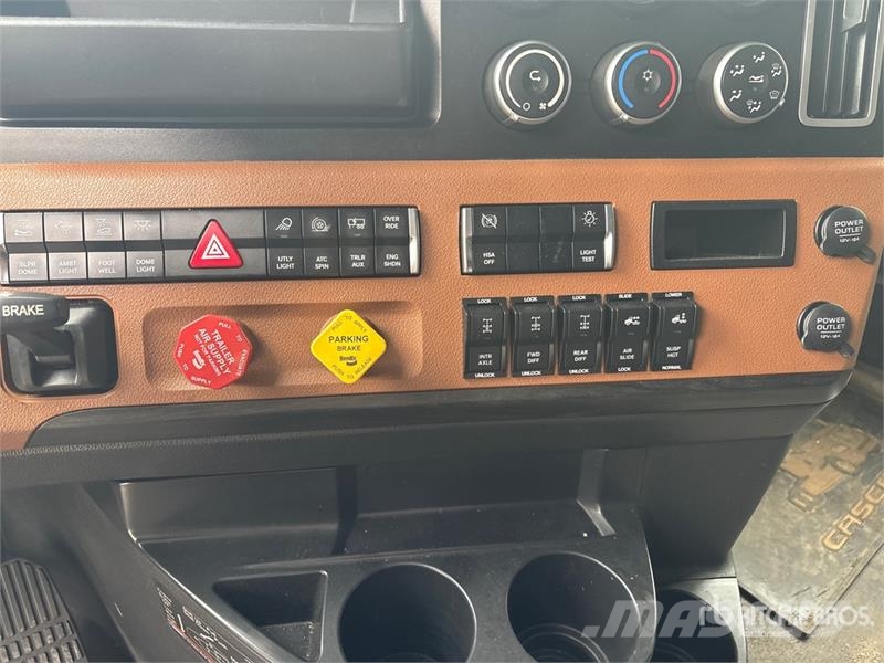 Freightliner Cascadia 6x4 T/A Sleeper Truck Tractor (Inoperable Cabezas tractoras