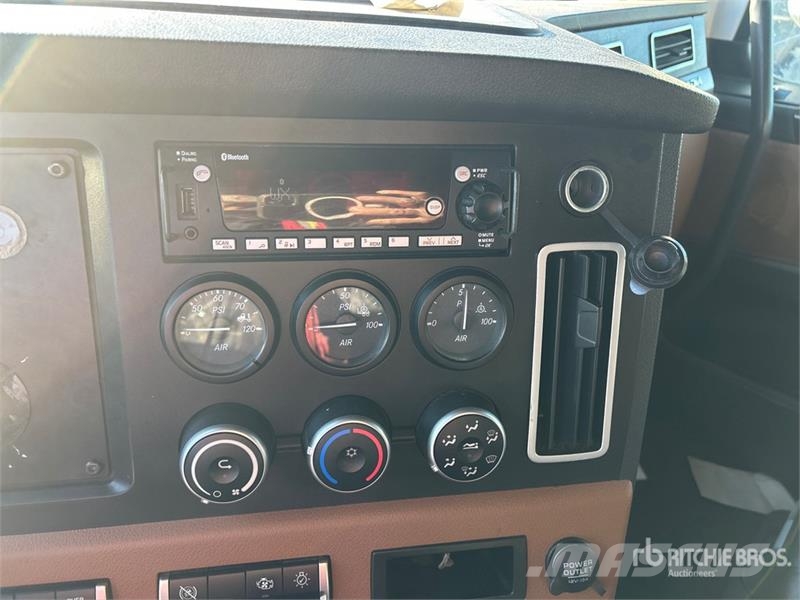 Freightliner Cascadia 126 6x4 T/A Sleeper Truck Tractor Cabezas tractoras