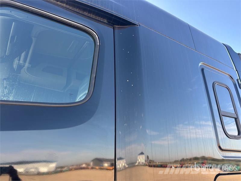 Freightliner Cascadia 126 6x4 T/A Sleeper Truck Tractor Седельные тягачи