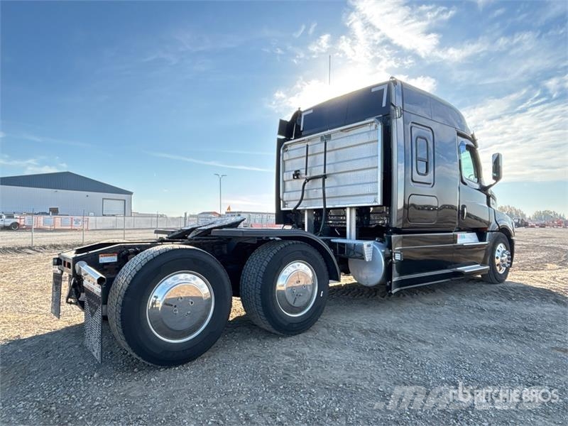 Freightliner Cascadia 126 T/A Sleeper Truck Tractor Влекачи
