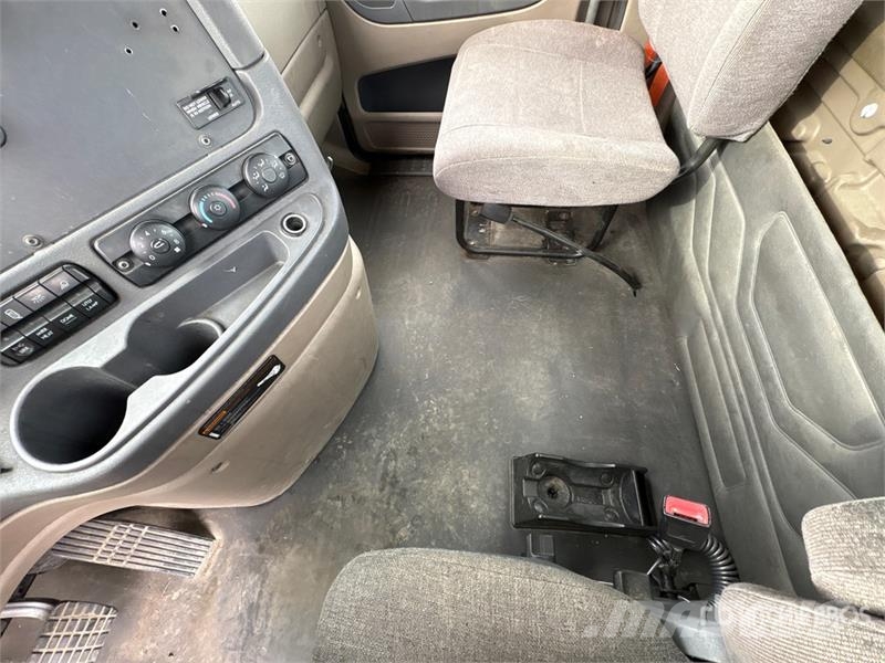 Freightliner Cascadia 4x2 S/A Day Cab Truck Tractor Тягачі
