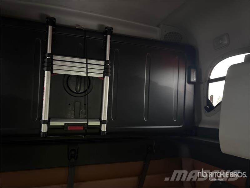 Freightliner Cascadia 126 6x4 T/A Sleeper Truck Tractor Autotractoare