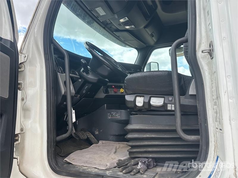 Freightliner Cascadia 126 6x4 T/A Sleeper Truck Tractor Dragbilar