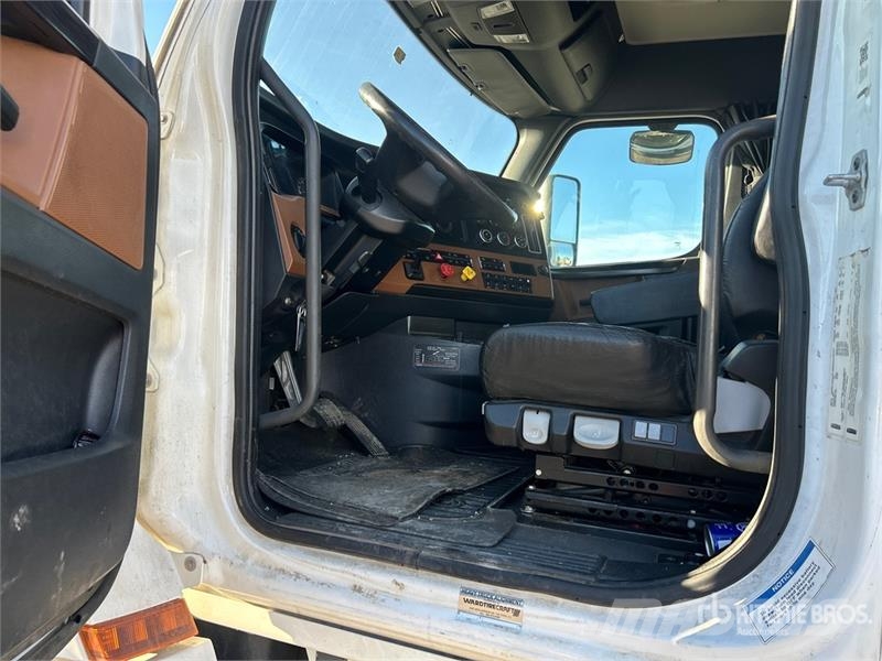Freightliner Cascadia 126 6x4 T/A Sleeper Truck Tractor Cabezas tractoras