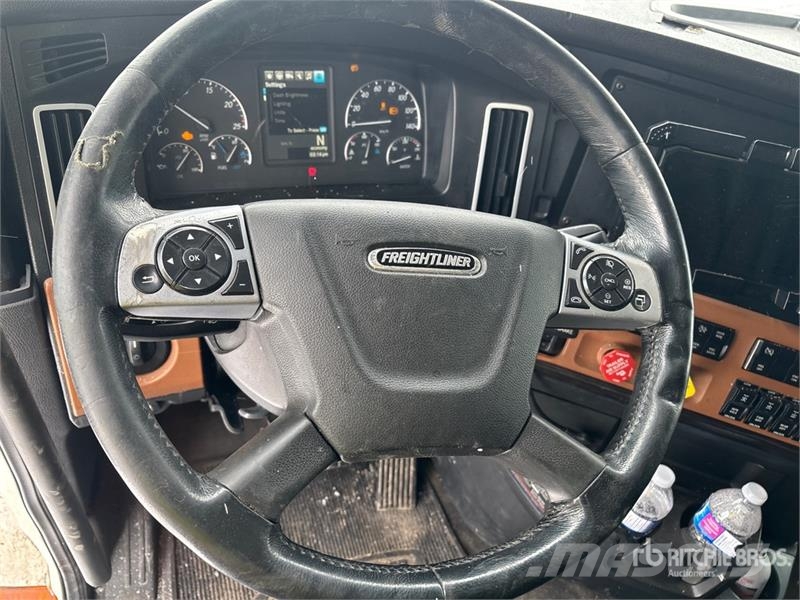 Freightliner Cascadia 126 6x4 T/A Sleeper Truck Tractor Тягачі