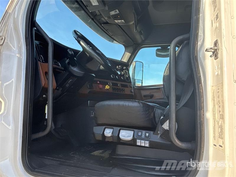 Freightliner Cascadia 6x4 T/A Sleeper Truck Tractor Trekkers