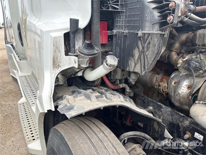 Freightliner Cascadia 6x4 T/A Sleeper Truck Tractor (Inoperable Cabezas tractoras