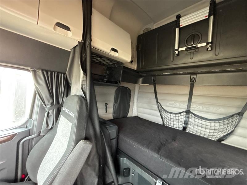 Freightliner Cascadia 126 6x4 T/A Sleeper Truck Tractor Sattelzugmaschinen