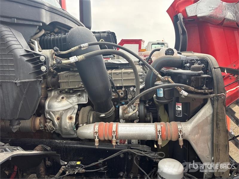 Freightliner Cascadia 126 6x4 T/A Sleeper Truck Tractor Vetopöytäautot