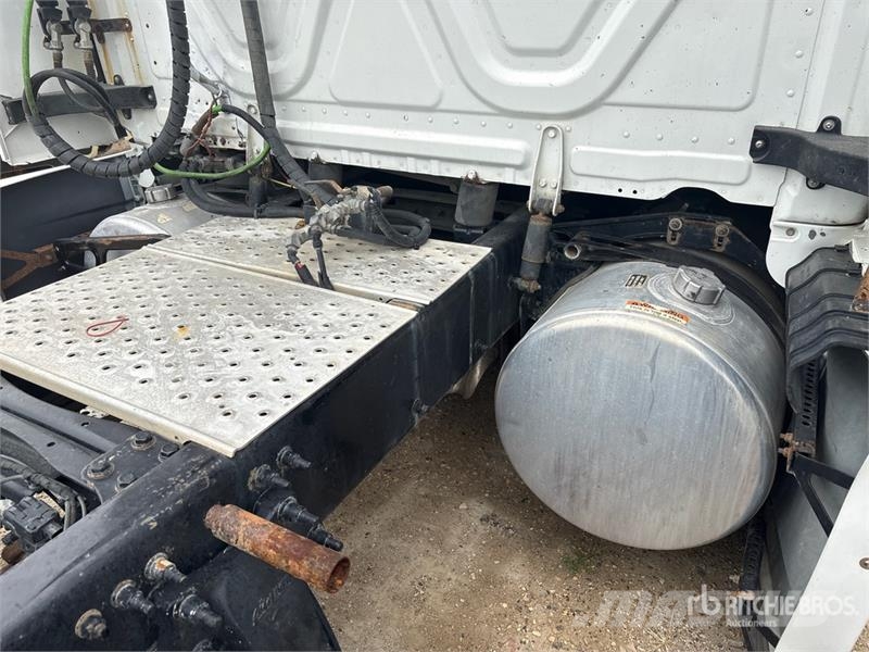 Freightliner Cascadia 6x4 T/A Sleeper Truck Tractor (Inoperable Cabezas tractoras