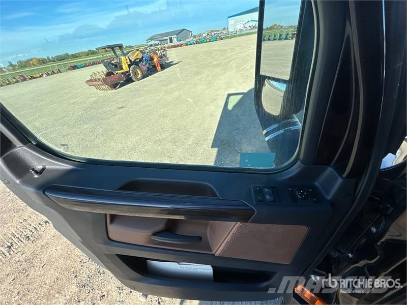 Freightliner Cascadia 126 6x4 T/A Sleeper Truck Tractor Седельные тягачи