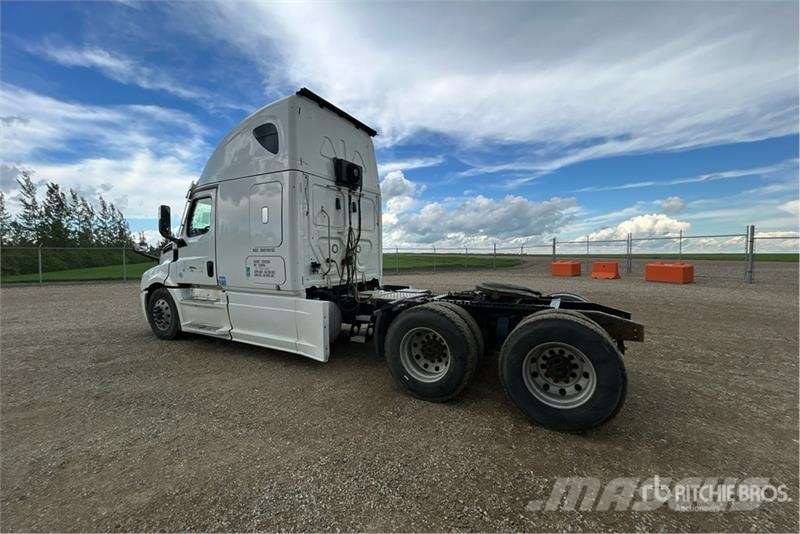 Freightliner Cascadia 126 6x4 T/A Sleeper Truck Tractor (Inoper وحدات الجر
