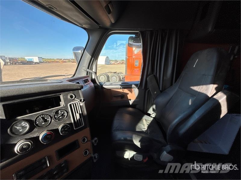 Freightliner Cascadia 126 6x4 T/A Sleeper Truck Tractor (Inoper Tegljači