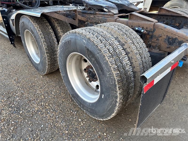 Freightliner Cascadia 126 6x4 T/A Sleeper Truck Tractor Traktorske jedinice