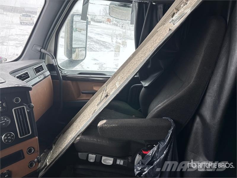 Freightliner Cascadia 126 6x4 T/A Sleeper Truck Tractor Тягачі